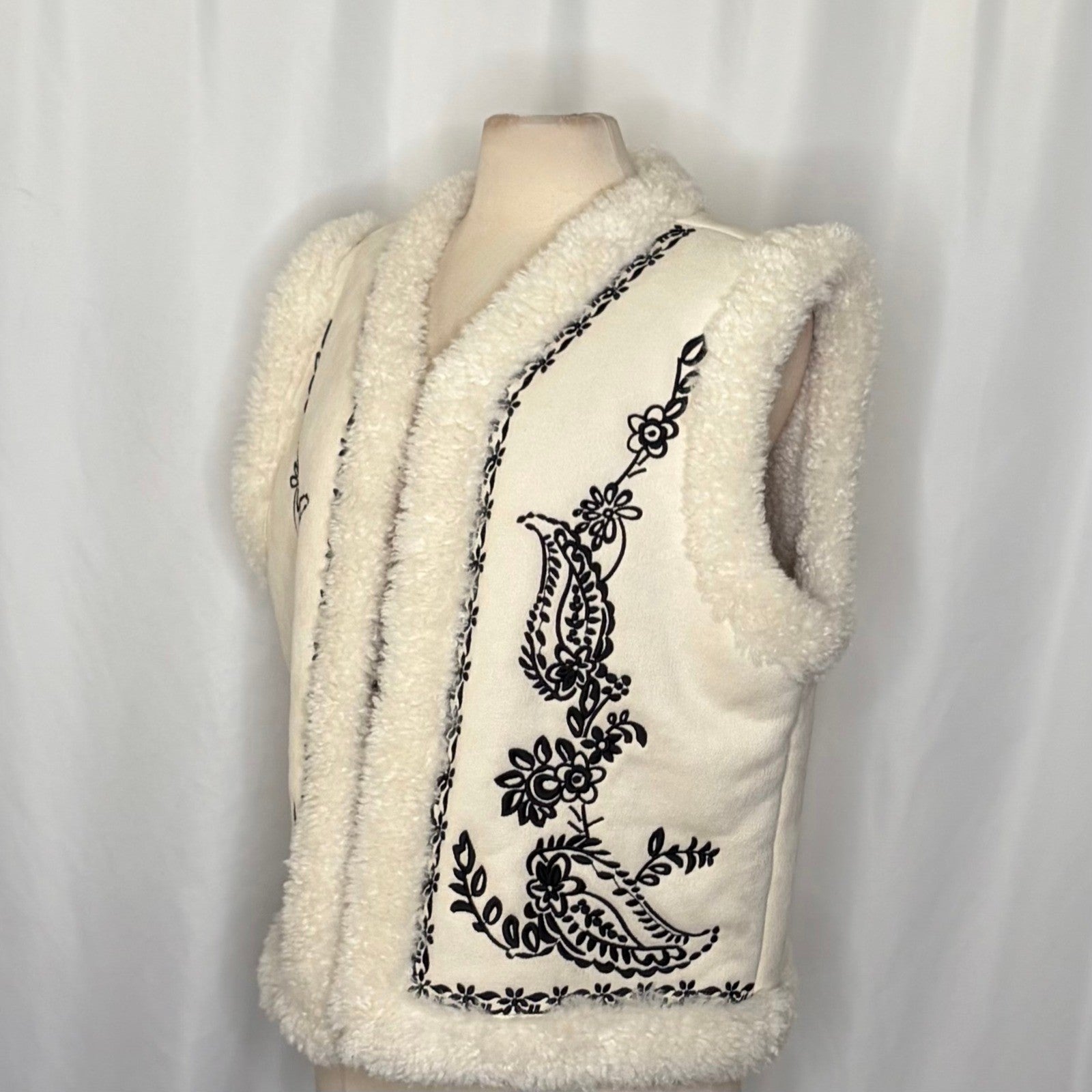 HOUSE OF HARLOW 1960 Floral Paisley Embroidered Faux Fur Vest Bohemian One Size