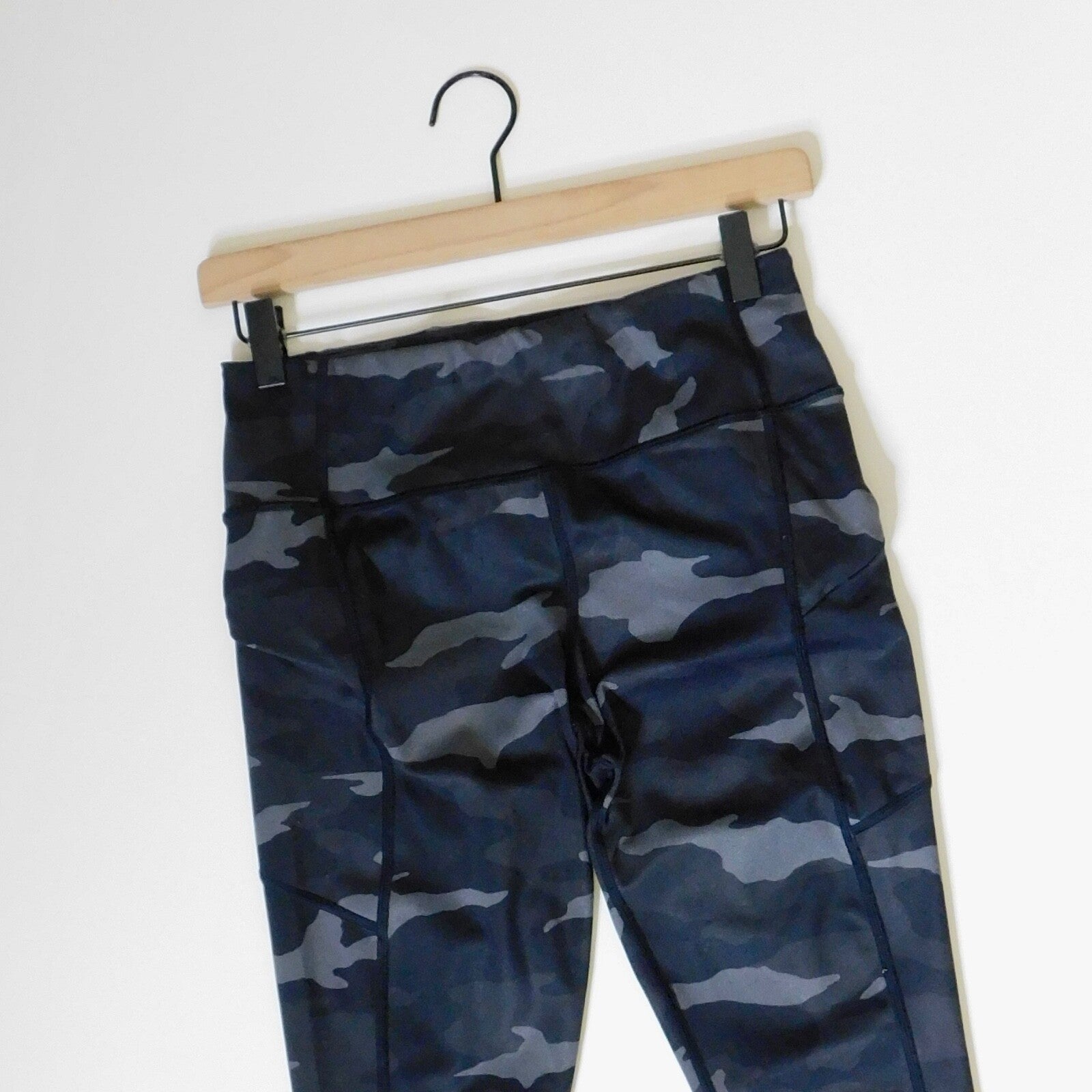 ATHLETA Camo Contender 7/8 Tight Camouflage Print Side Pockets Workout Gym Small