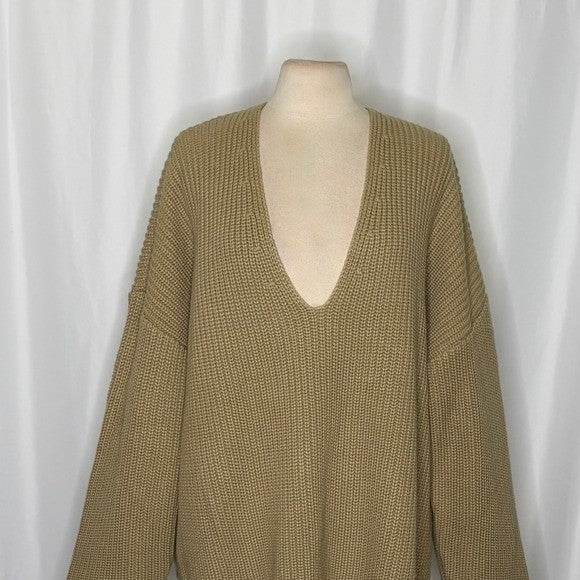 WEWOREWHAT Solid V Neck Sweater Solid Tan Oat Oversized Knitwear Medium Large