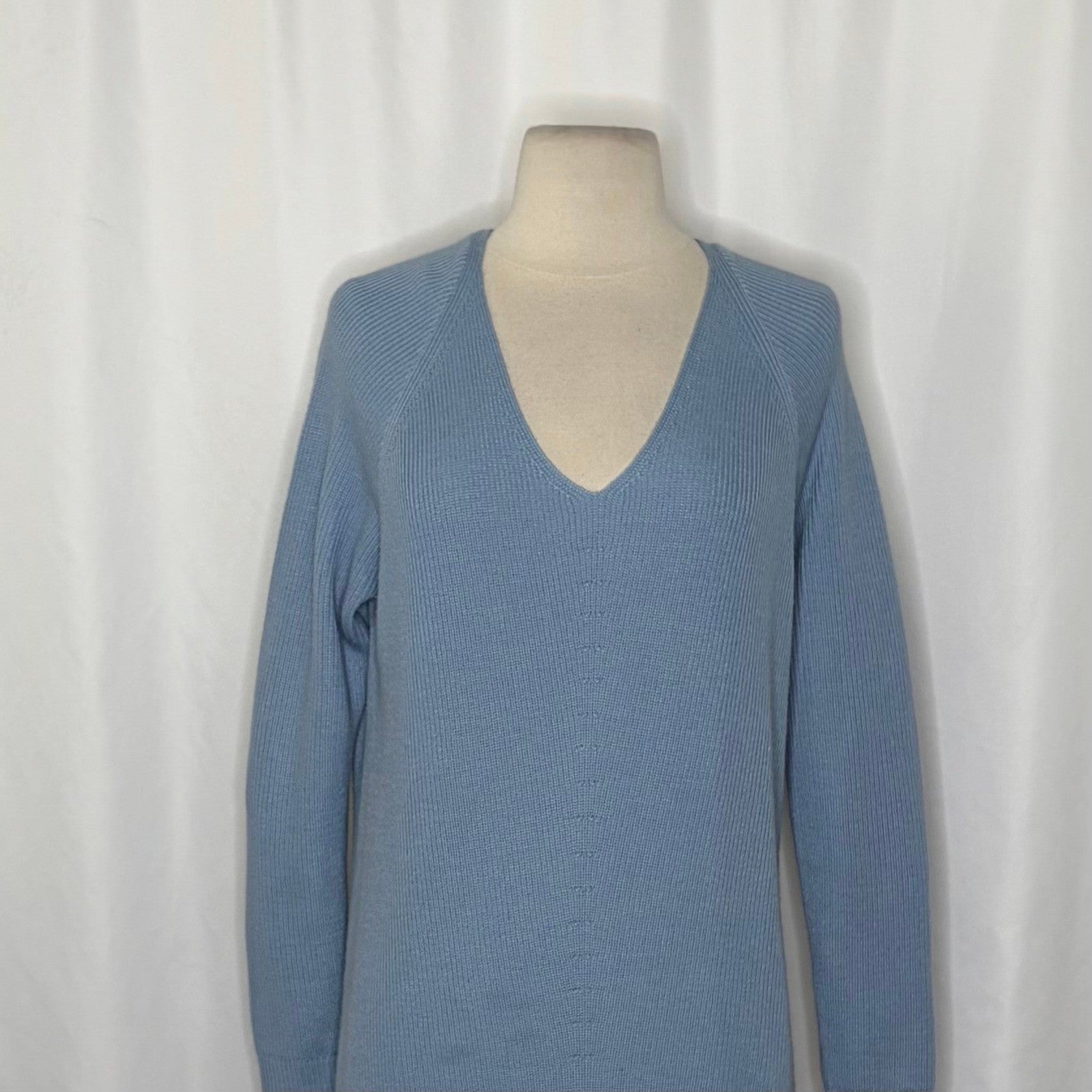 ATHLETA Hanover Refined Merino Wool V-Neck Sweater Solid Heron Blue Knit Small