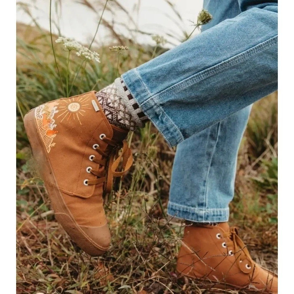 NWT!! BANGS Sunrise Mountain Embroidered High Top Shoes Men's 6 Women's 7.5