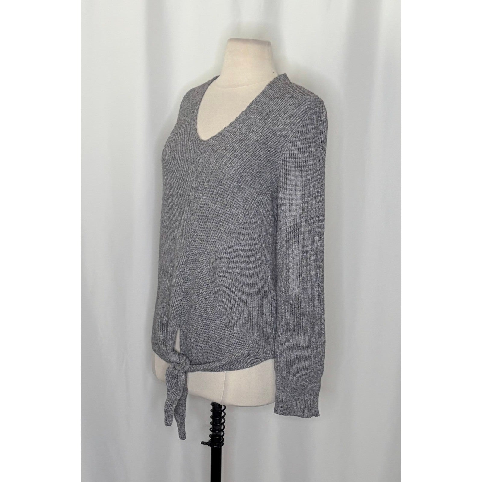 By ANTHROPOLOGIE Rocio Ribbed Tie Front Sweater Solid Gray V Neck Knit Medium