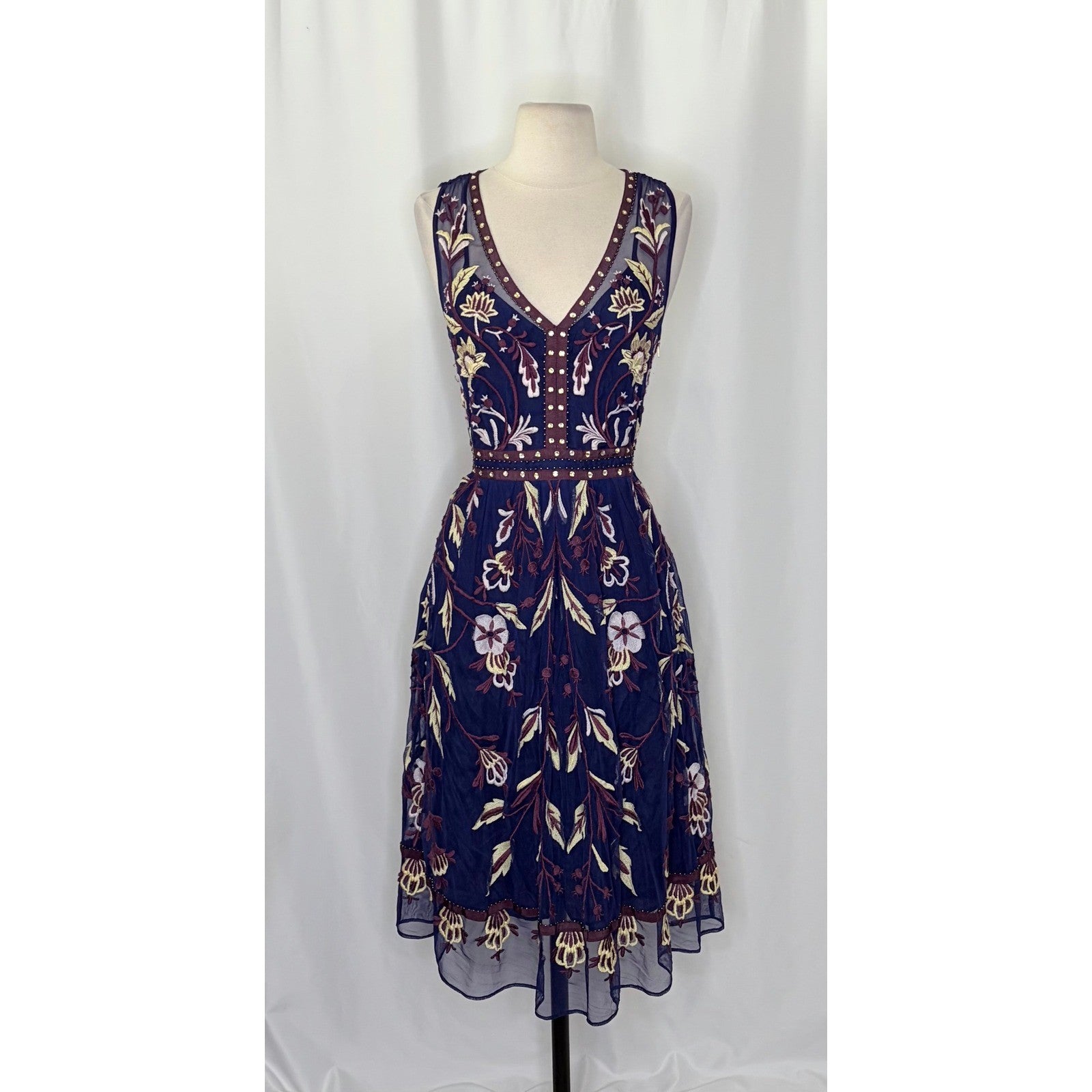 Anthropologie MOULINETTE SOEURS Alicante Floral Embroidered Dress Studded Size 8
