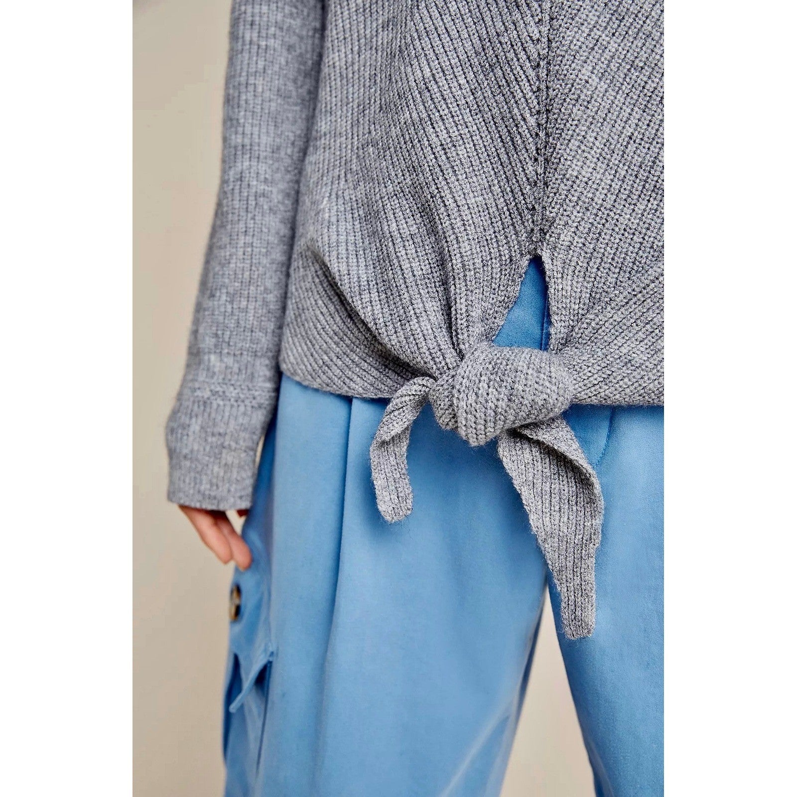By ANTHROPOLOGIE Rocio Ribbed Tie Front Sweater Solid Gray V Neck Knit Medium