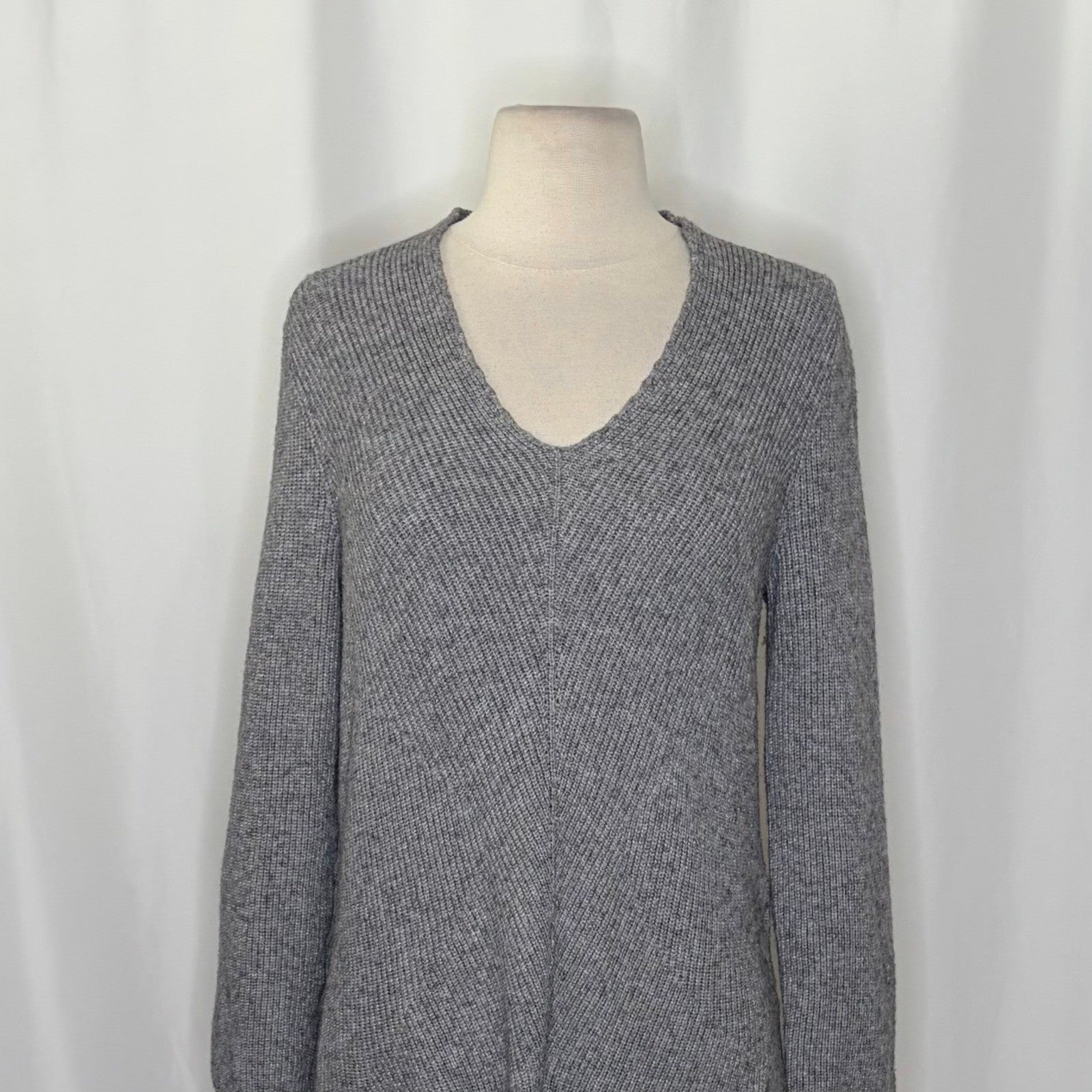 By ANTHROPOLOGIE Rocio Ribbed Tie Front Sweater Solid Gray V Neck Knit Medium