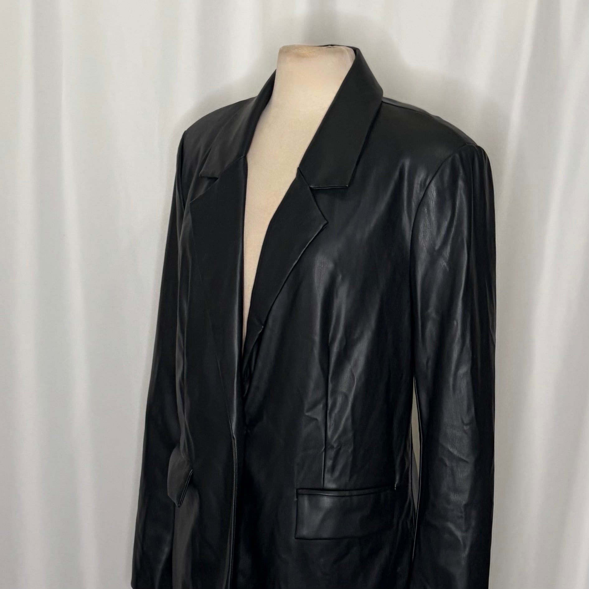 WeWoreWhat Downtown Vegan Faux Leather Blazer – Black – Small